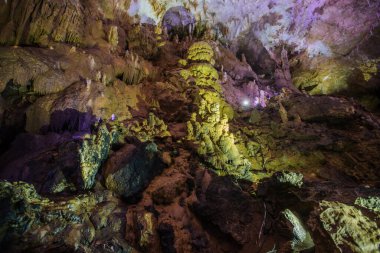 Gürcistan 'ın Tskaltubo bölgesindeki Turistik Prometheus Mağarası.