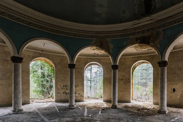 Salón Redondo Con Columnata Antiguo Palacio Abandonado —  Fotos de Stock