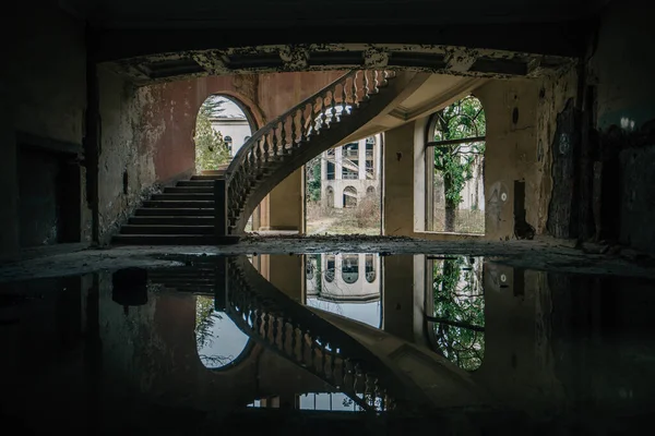 旧的被水淹没的废弃的带有螺旋形楼梯的公寓 水的反射 — 图库照片