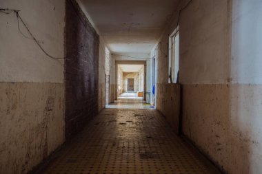 Eski püskü yatakhanenin karanlık koridoru ya da apartman dairesi.