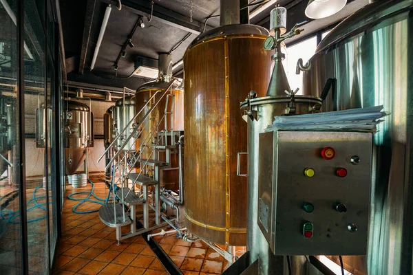 プライベートマイクロブルワリーでのクラフトビール生産ライン — ストック写真