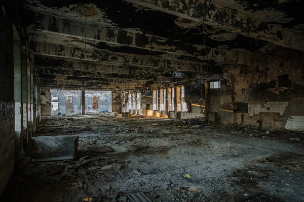 工業ビルを破壊した 戦争や火災の概念の結果 — ストック写真