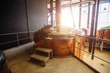 Bira üretim hattı. Modern bira fabrikasında mayalanmak için çelik tank..