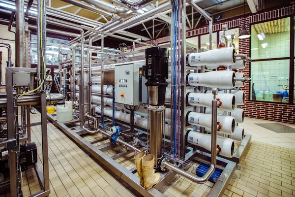 醸造所の生産における近代的な多段式浄水器 — ストック写真