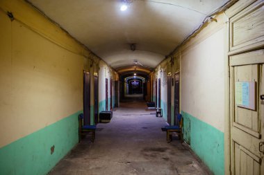 Eski püskü yatakhanenin karanlık koridoru ya da apartman dairesi.