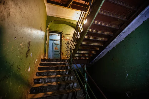 みすぼらしい歴史的建造物の古い鍛鉄階段 — ストック写真