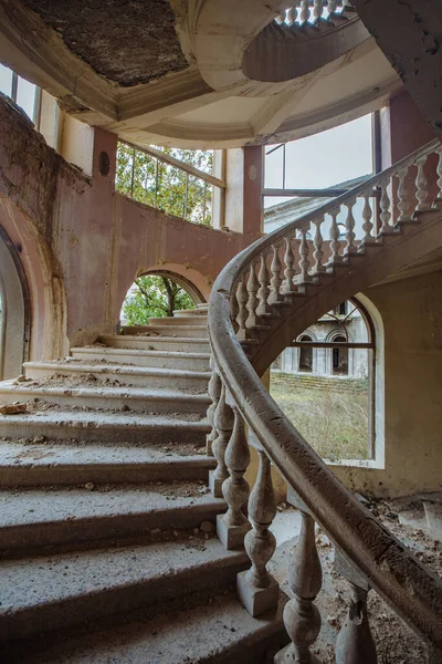 Старый Заброшенный Особняк Украшенной Винтовой Лестницей — стоковое фото