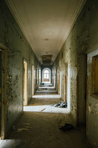 Eski Terk Edilmiş Evin Karanlık Kirli Kasalı Koridoru — Stok fotoğraf
