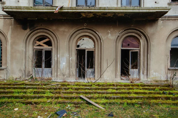Velha Casa Abandonada Overgrown Cidade Fantasma Perdida — Fotografia de Stock