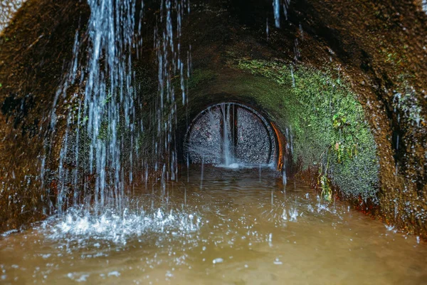 Gamla Rostiga Runda Avloppstunnlar Med Läckage Vatten — Stockfoto