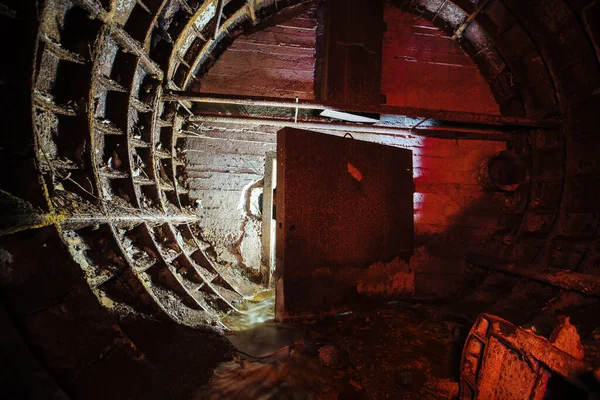 Vecchio Bunker Rotondo Abbandonato Arrugginito Con Porta Blindata — Foto Stock