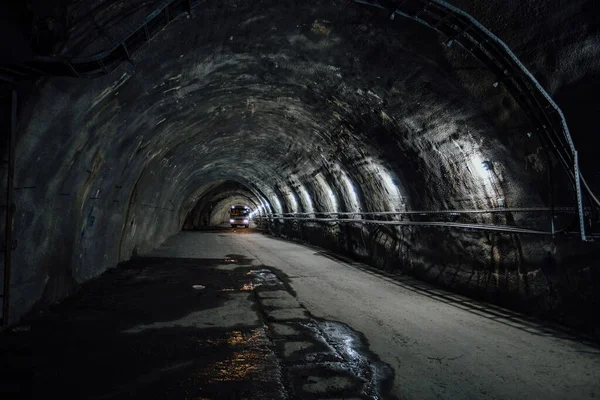 Автобус Внутри Старого Подземного Туннеля Внутри Горы — стоковое фото