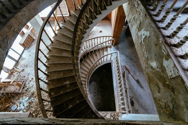 Widok Góry Starego Rocznika Urządzone Schody Spiralne Opuszczonej Rezydencji — Zdjęcie stockowe