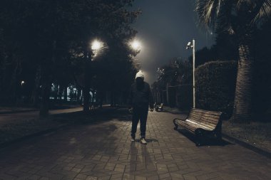 Sisli parkta sokakta yalnız başına yürüyen üzgün bir adam..