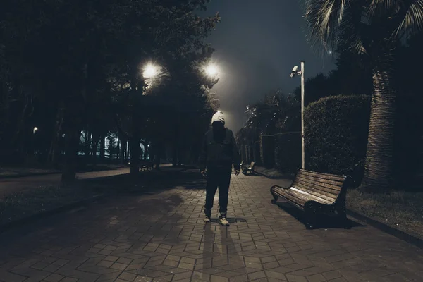 Sisli Parkta Sokakta Yalnız Başına Yürüyen Üzgün Bir Adam — Stok fotoğraf