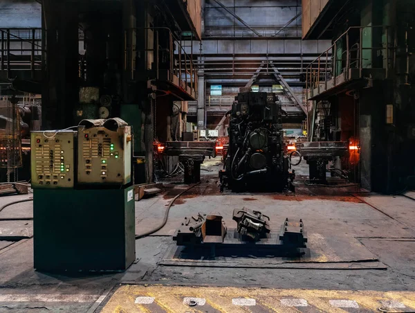 轧制金属厂热轧带钢棒在输送机上通过滚筒移动 — 图库照片