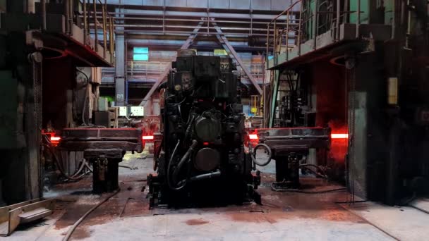 Valsad Metallfabrik Varmvalsad Stålstång Transportband Som Rör Sig Genom Valsar — Stockvideo