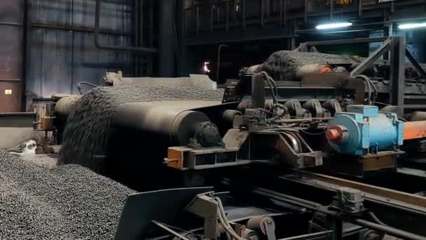 Metalurji Fabrikasındaki Demir Cevheri Topaklarının Endüstriyel Üretim Hattı — Stok video