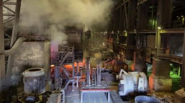 Metalurji fabrikasındaki dökümhanede demir döküm..