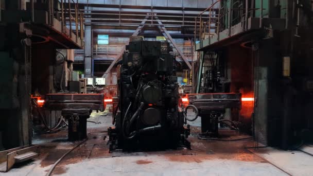 圧延金属工場 ローラーを通って移動コンベア上のホットスチールバー — ストック動画