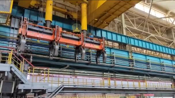 Arbeiten Brückenkran Metallfabrik — Stockvideo