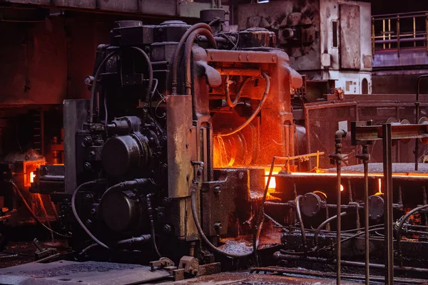 Yuvarlanan Metal Fabrikası Sıcak Çelik Çubuğu Taşıyıcıların Içinden Geçiyor — Stok fotoğraf