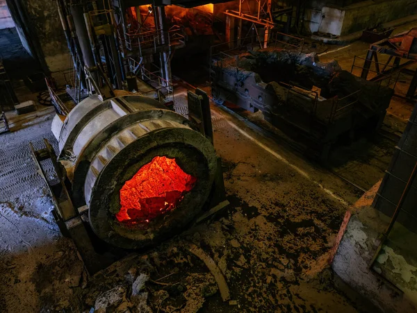 冶金工場で熱いスラグを冷却するバケツ — ストック写真