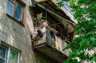 Çöplerle dolu dağınık balkon ve kırık eşyalar..