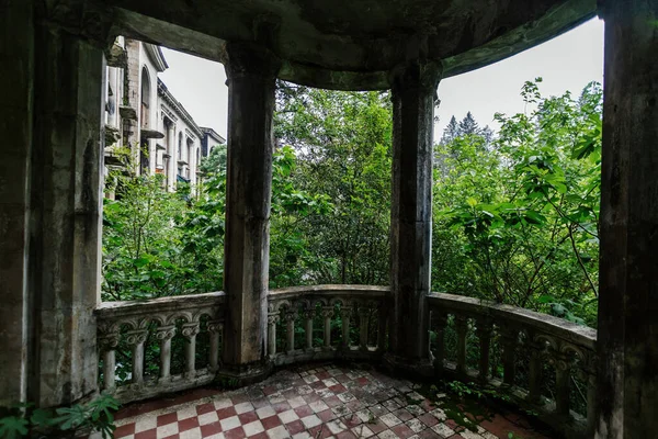 Terk Edilmiş Eski Malikanede Eski Fazla Gelişmiş Balkon — Stok fotoğraf