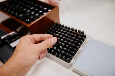 Örnek kutusundan elde tutulan aroma örneği..