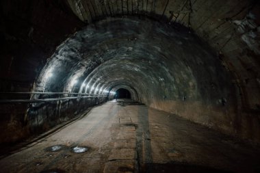 Eski yeraltı sığınağında büyük karanlık bir tünel.