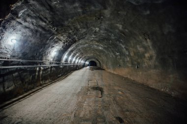 Eski yeraltı sığınağında büyük karanlık bir tünel.