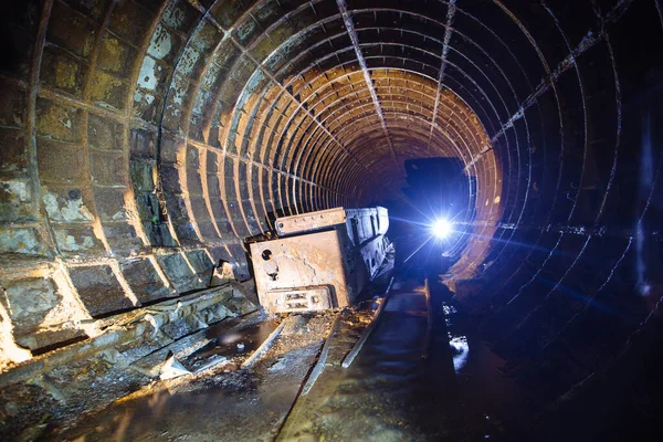 Stary Opuszczony Tunel Metra Zardzewiałą Lokomotywą Wózka — Zdjęcie stockowe