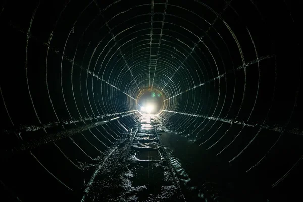 Ciemny Brudny Opuszczony Tunel Metra Zardzewiałą Koleją — Zdjęcie stockowe