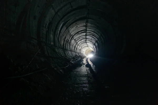 Sombre Sale Abandonné Tunnel Métro Avec Rouillé Chemin Fer — Photo