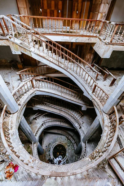 Вид Зверху Старі Старовинні Прикрашені Спіральні Сходи Покинутому Особняку — стокове фото