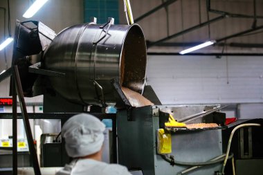 Şekerleme. Marshmallow üretim hattı. Şekerlemeleri hazırlamak için ham solüsyon dökülüyor..