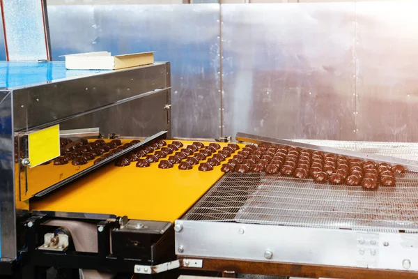 Proces Čokoládových Glazurních Marshmallows Cukrovinkách Dopravníkovém Stroji Close — Stock fotografie
