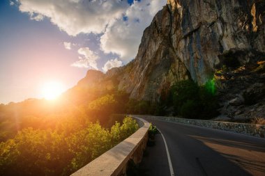 Akşamları dağ yolu..