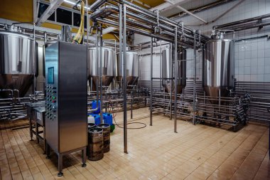 CNC ile otomatik modern el sanatları bira fabrikası.