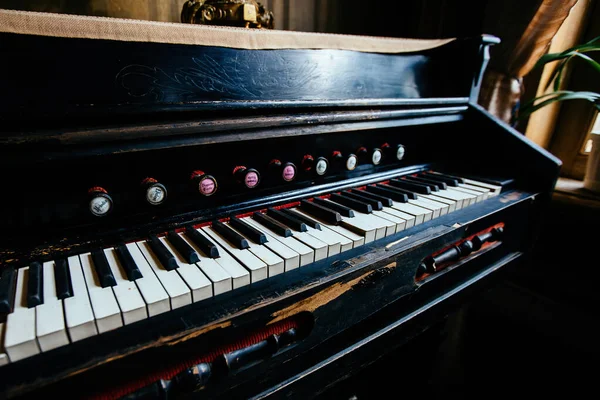 Stare Pianino Vintage Domu — Zdjęcie stockowe