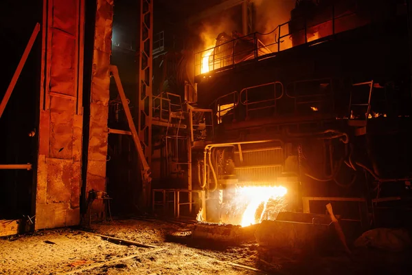 電気高炉における鉄鋼製造工程 — ストック写真
