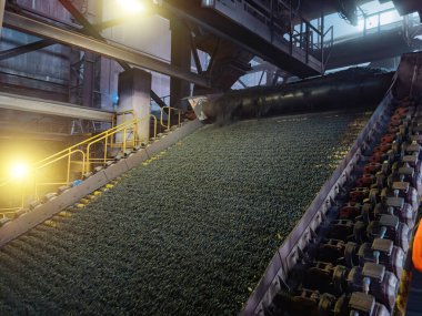 Metalurji fabrikasındaki Demir cevheri topaklarının endüstriyel üretim hattı.