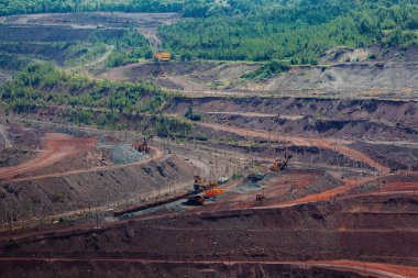 Madencilik ve işleme tesisinde maden ocağı aç.