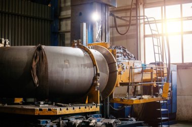 Boru fabrikasında büyük bir CNC tüp bükücü.