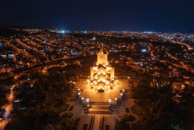 Georgia, Tiflis 'in gece manzarası. Tiflis 'in Kutsal Üçlü Katedrali (Sameba), hava aracı görünümü.