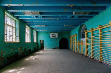 Terk edilmiş okuldaki eski spor salonu..