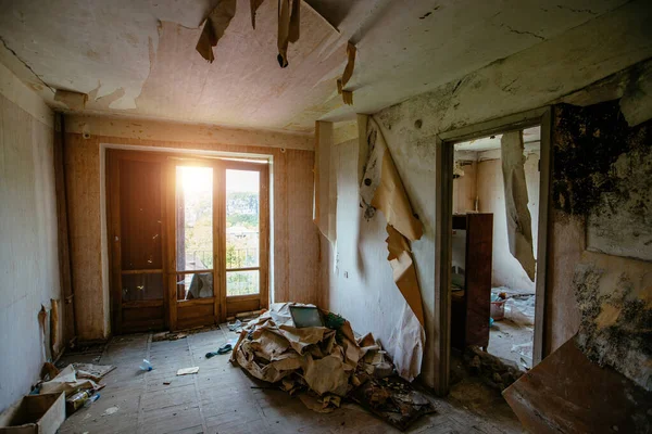 stock image Old empty abandoned ruined apartment.