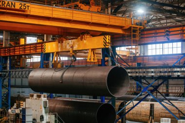 Boru fabrikasındaki vinç ile boru ulaşımı tamamlandı..