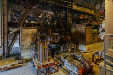 Metalurji fabrikasındaki dökümhanede demir döküm..